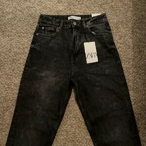 New Zara jeans with tags. Never worn.